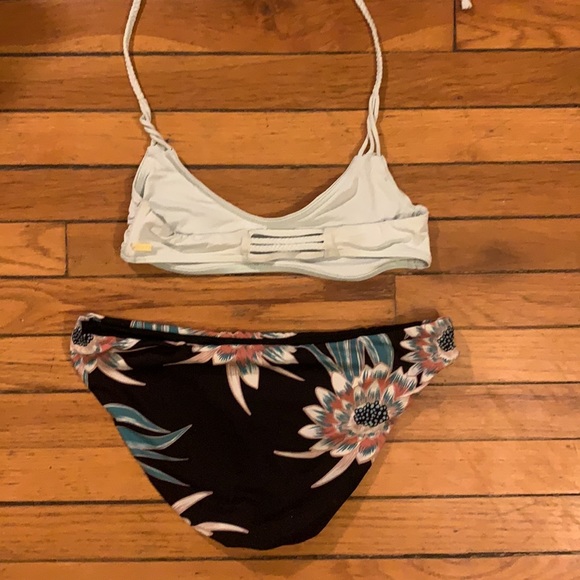 Patagonia swim bottoms (m) and roxy swim top (s) - Picture 2 of 3